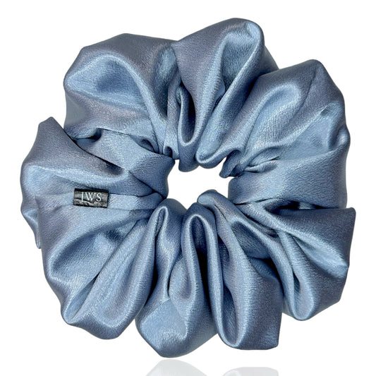 With Pocket: A close-up of a Luxe XL Cinderella scrunchie with a shimmering fabric and a small pocket, perfect for storing essentials.

Without Pocket: A close-up of a Luxe XL Cinderella scrunchie with a shimmering fabric, showcasing its elegant design and luxurious